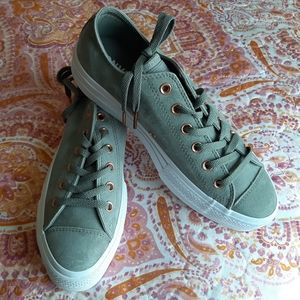 Converse size 10.5 Elevated Oxford